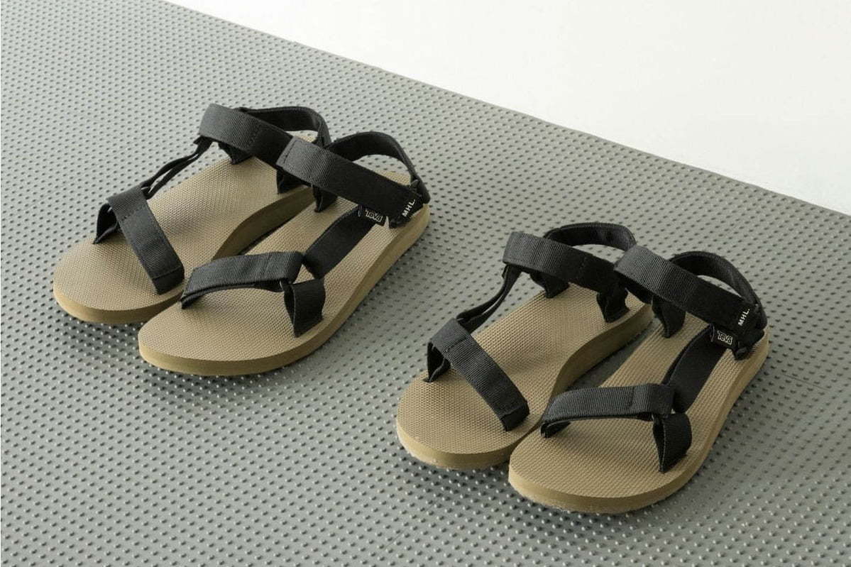 テバ×MHLの初コラボサンダル、カーキとブラックのコンビカラーで