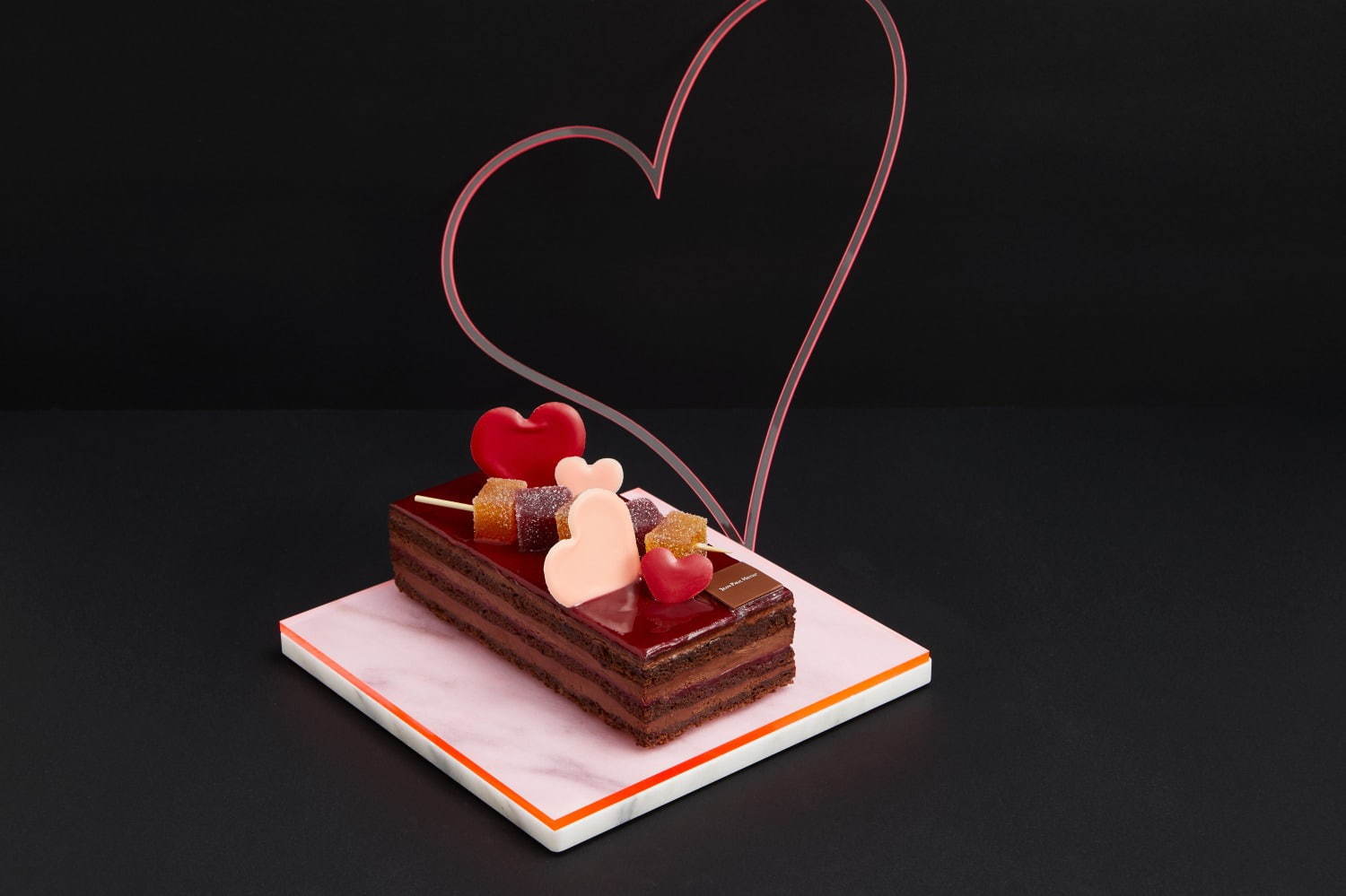 ジャン＝ポール・エヴァン“ハートチョコ”をのせた母の日ケーキ、ピンクハートのボンボンショコラも｜写真1