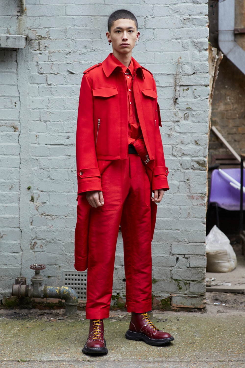写真5 42 メンズ 赤のステンカラージャケットを使ったコーディネート着用 コレクションルックギャラリー ファッションプレス