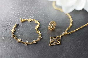 ローリー・ロドキン"蓮の花"ジュエリー、繊細な透かしデザインのブレスレットや揺れピアス