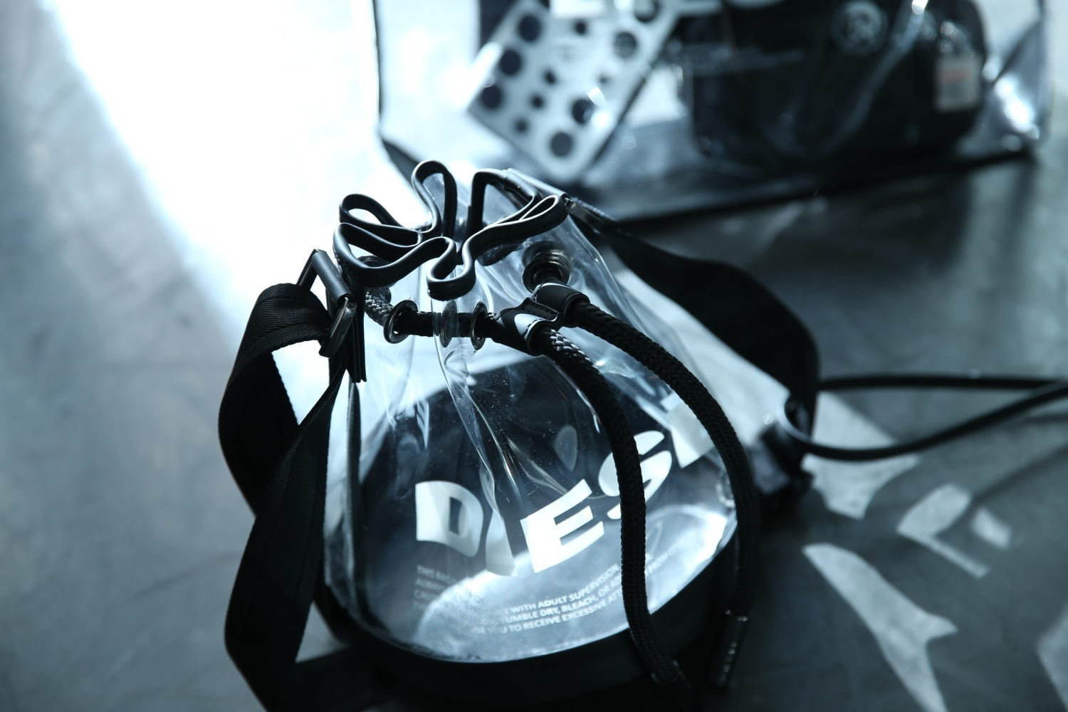 ディーゼルの日本限定PVCバッグ、ブランドロゴが映えるトートタイプ＆バケットバッグ｜写真5