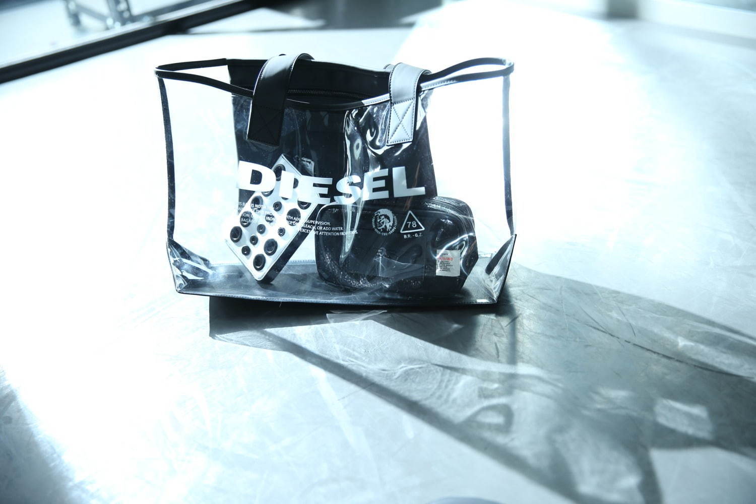 ディーゼルの日本限定PVCバッグ、ブランドロゴが映えるトートタイプ＆バケットバッグ｜写真1