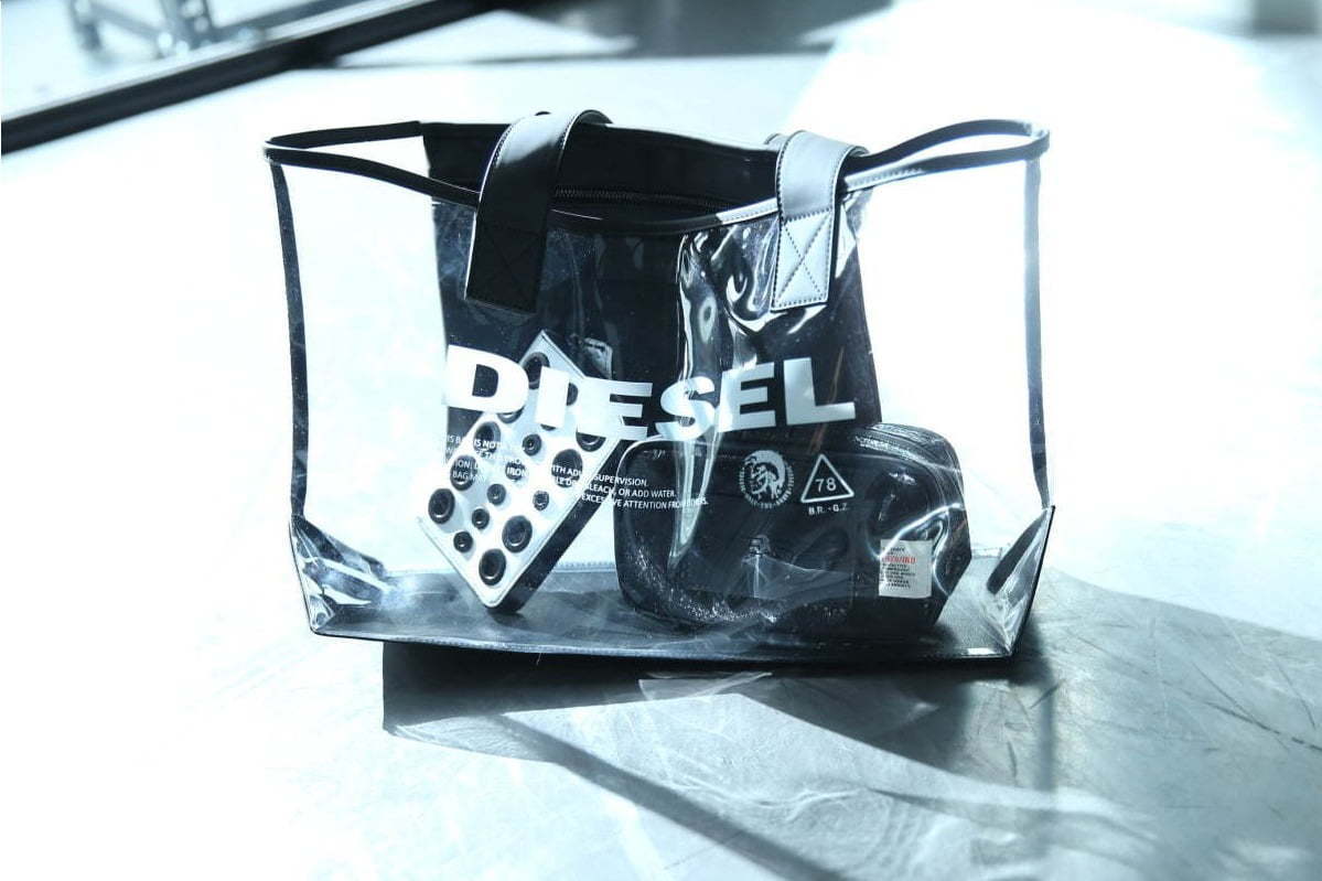 ディーゼルの日本限定PVCバッグ、ブランドロゴが映えるトートタイプ＆バケットバッグ