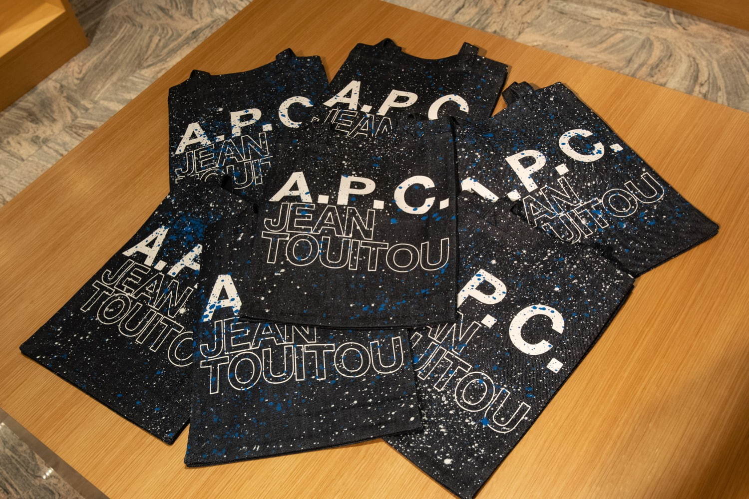 A.P.C. 世界初レザーグッズ刻印イベント伊勢丹新宿で開催、“A.P.C.連続ロゴ”の限定財布も｜写真15