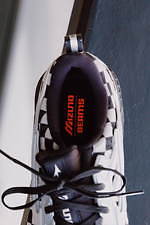 ミズノ×ビームス“金属バットのグラフィック”から着想したチェッカー柄メンズスニーカー｜写真7