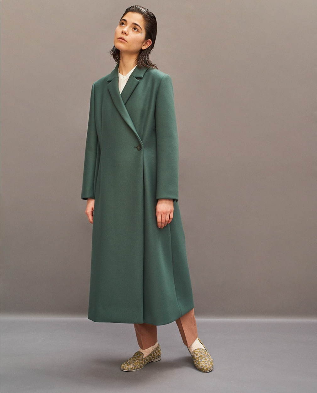 写真5 42 レディース 緑のチェスターコートを使ったコーディネート着用 コレクションルックギャラリー ファッションプレス
