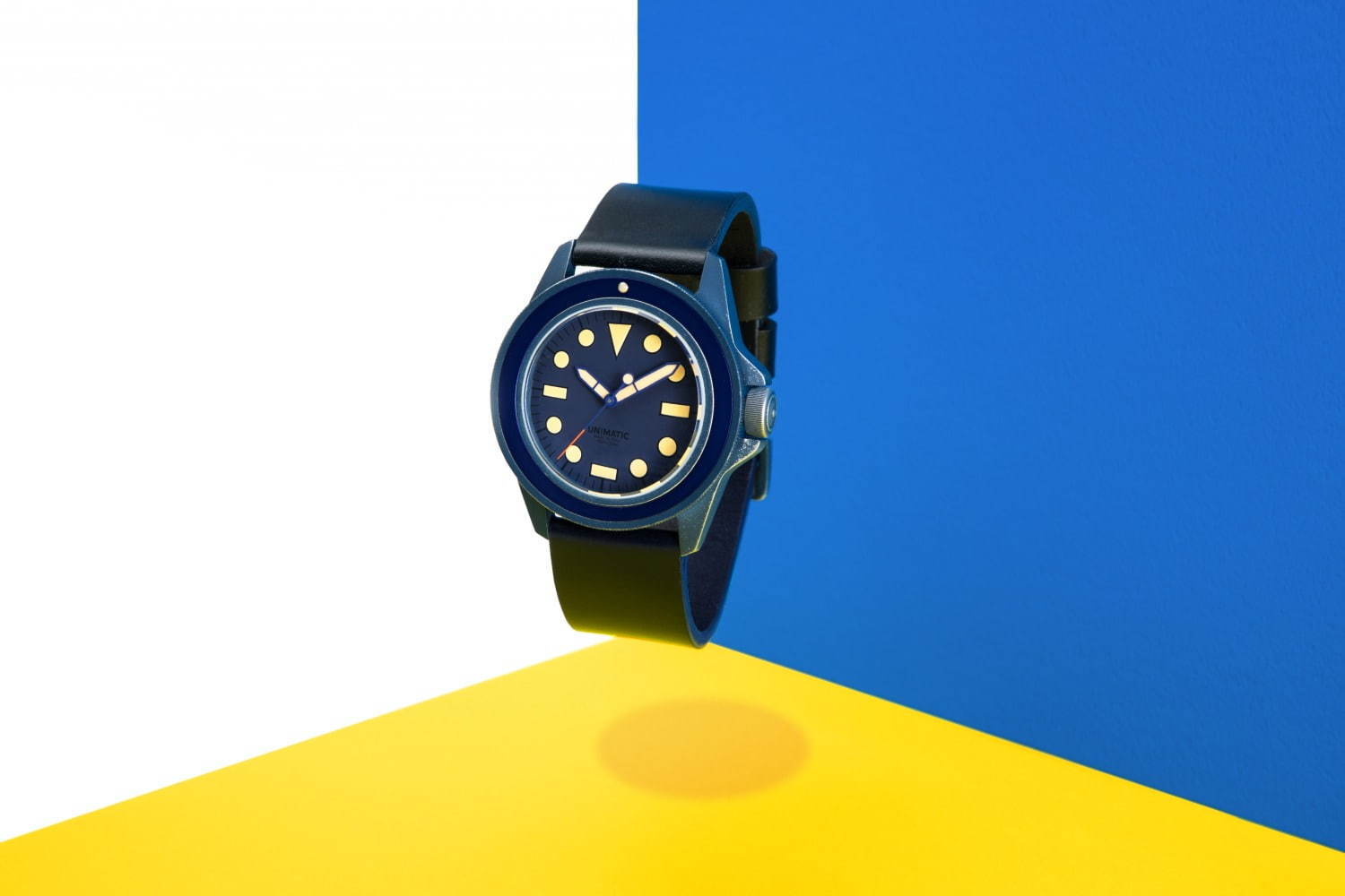 ミハラ ヤスヒロ×ウニマティックの腕時計 - ヴィンテージ加工を施したケース、バックにはロゴを刻印｜写真1