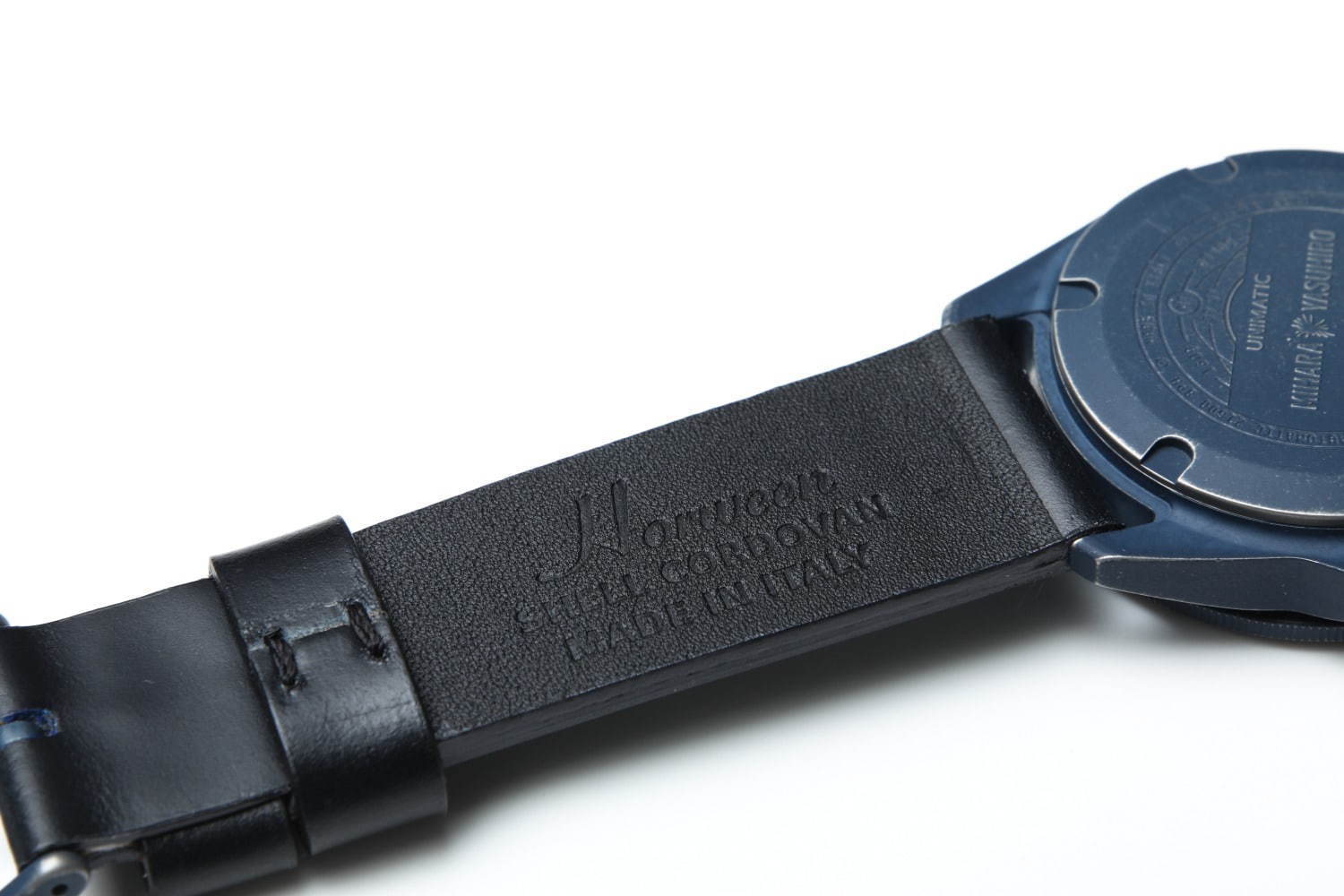 ミハラ ヤスヒロ×ウニマティックの腕時計 - ヴィンテージ加工を施したケース、バックにはロゴを刻印｜写真6