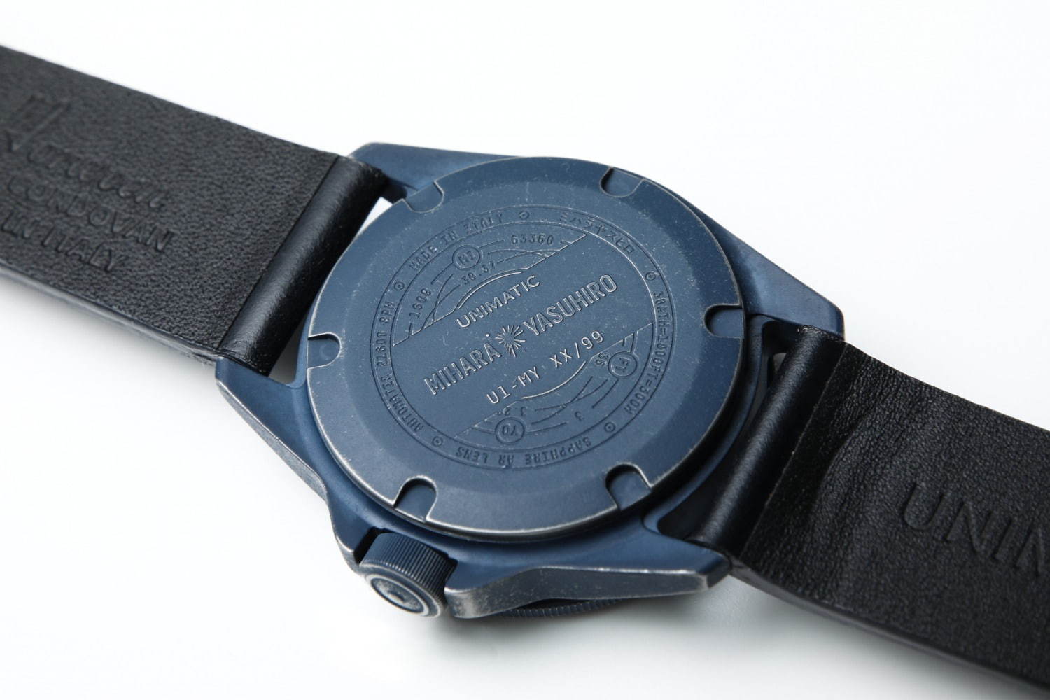 ミハラ ヤスヒロ×ウニマティックの腕時計 - ヴィンテージ加工を施したケース、バックにはロゴを刻印｜写真4