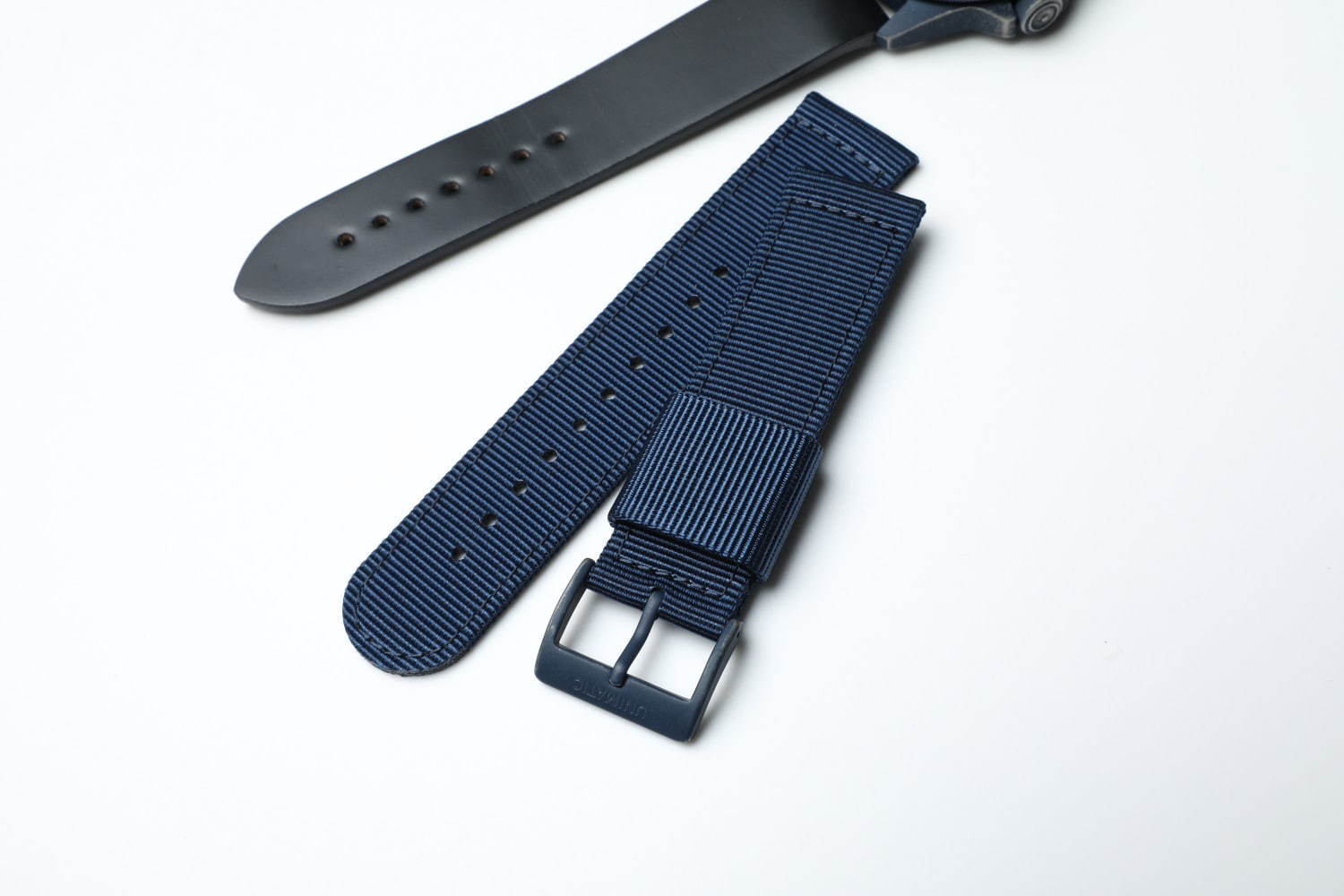 ミハラ ヤスヒロ×ウニマティックの腕時計 - ヴィンテージ加工を施したケース、バックにはロゴを刻印｜写真5
