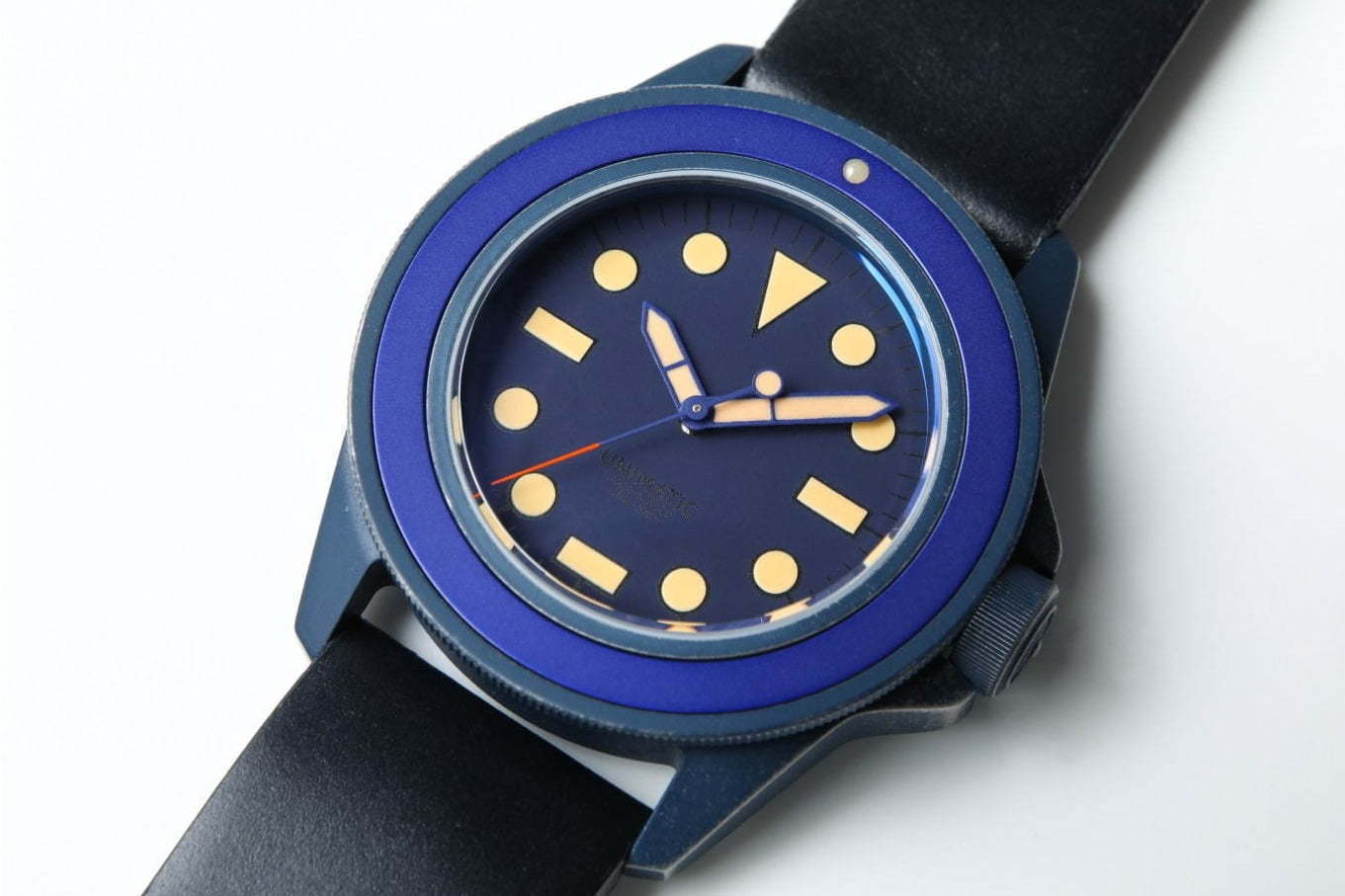 ミハラ ヤスヒロ×ウニマティックの腕時計 - ヴィンテージ加工を施したケース、バックにはロゴを刻印