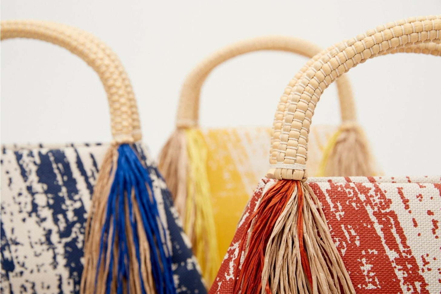 イッセイ ミヤケから、中津箒の"ほうき職人"の技が加わった新作「ブルーム バッグ」