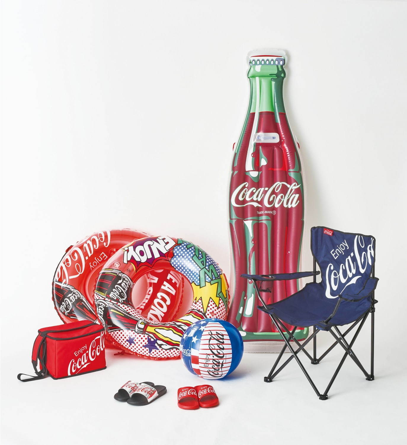 「コカ・コーラ」のアウトドアレジャーグッズ、ポップなうきわやキャリーワゴンなど｜写真1