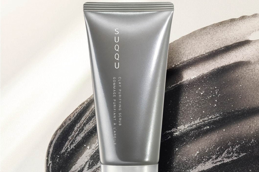 SUQQU “大人のためのスクラブ”クレイ＆炭配合の黒色クッション