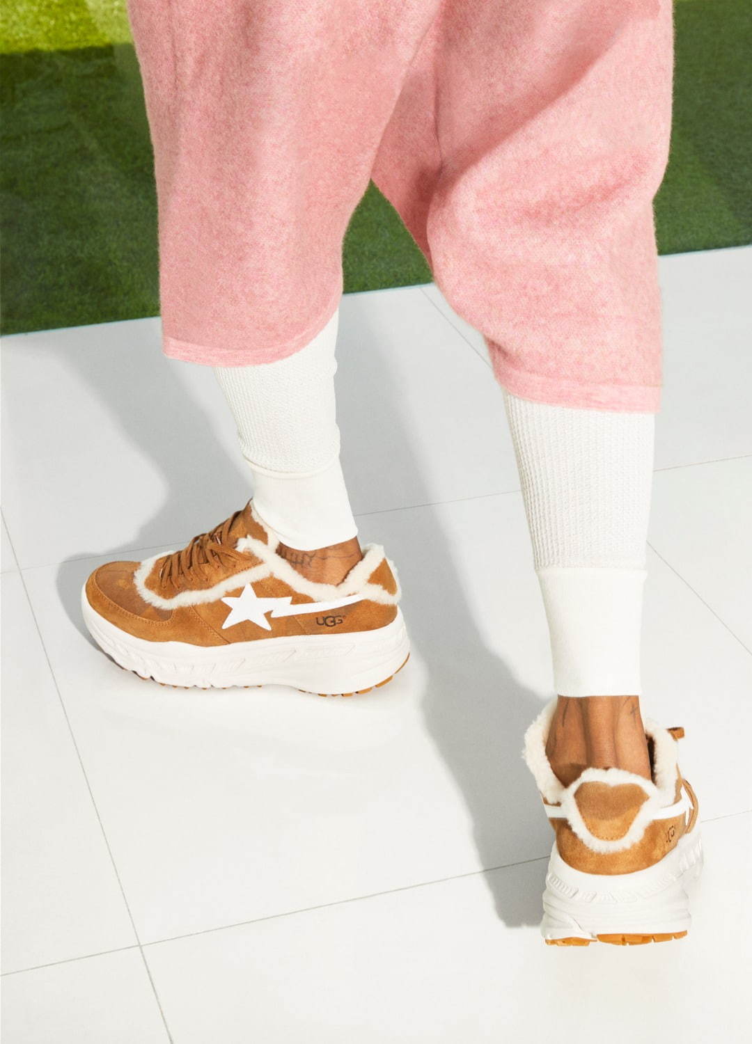 UGG×ベイプ“80'sヒップホップ”から着想を得たスエードスニーカー＆サンダル｜写真5