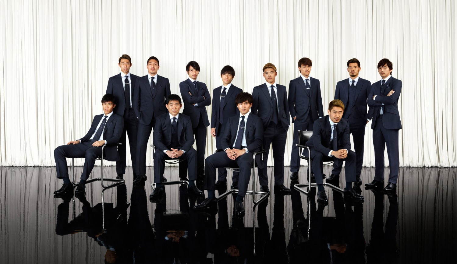 ダンヒルより サッカー日本代表19年オフィシャルスーツ 初のカードケースも登場 ファッションプレス