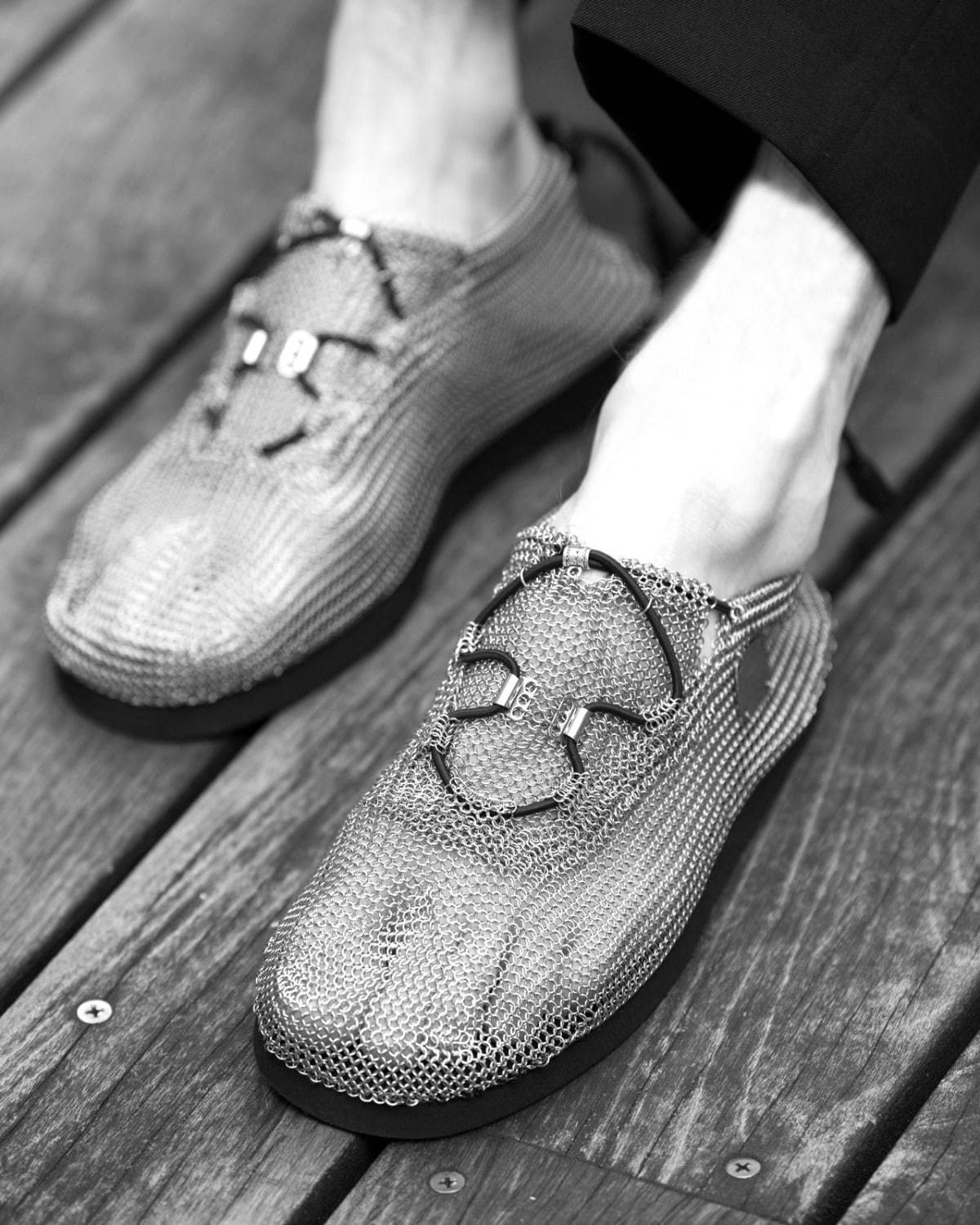 フット ザ コーチャーのステンレス鋼メッシュシューズ、靴下のように柔らかい履き心地｜写真1