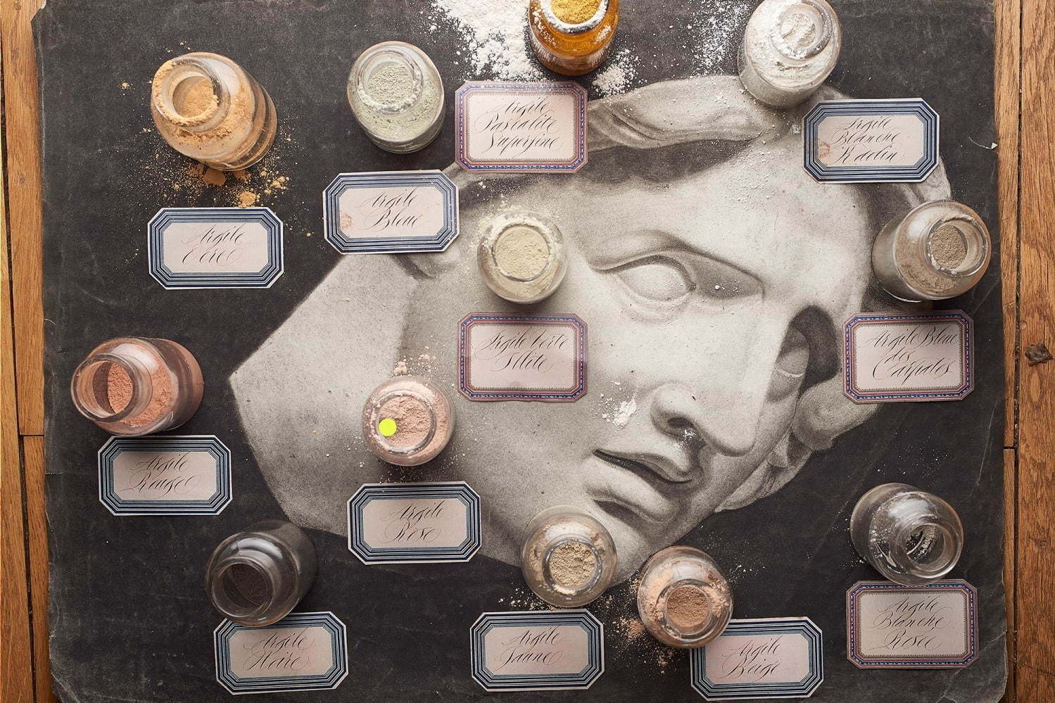 オフィシーヌ・ユニヴェルセル・ビュリー 13種の新パウダー、カスタマイズしてマスクや入浴剤に