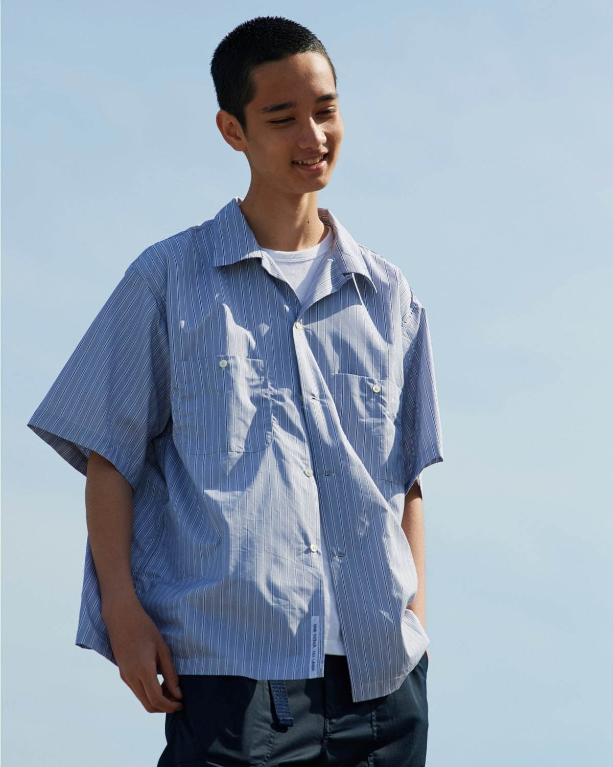 ナナミカの夏服、ビッグサイズ開襟シャツや“カタカナロゴ”Tで