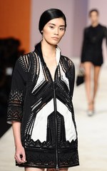 エルマンノ シェルヴィーノ 2013年春夏コレクション - 鮮やかな発色でつくるボーホーシック｜写真26