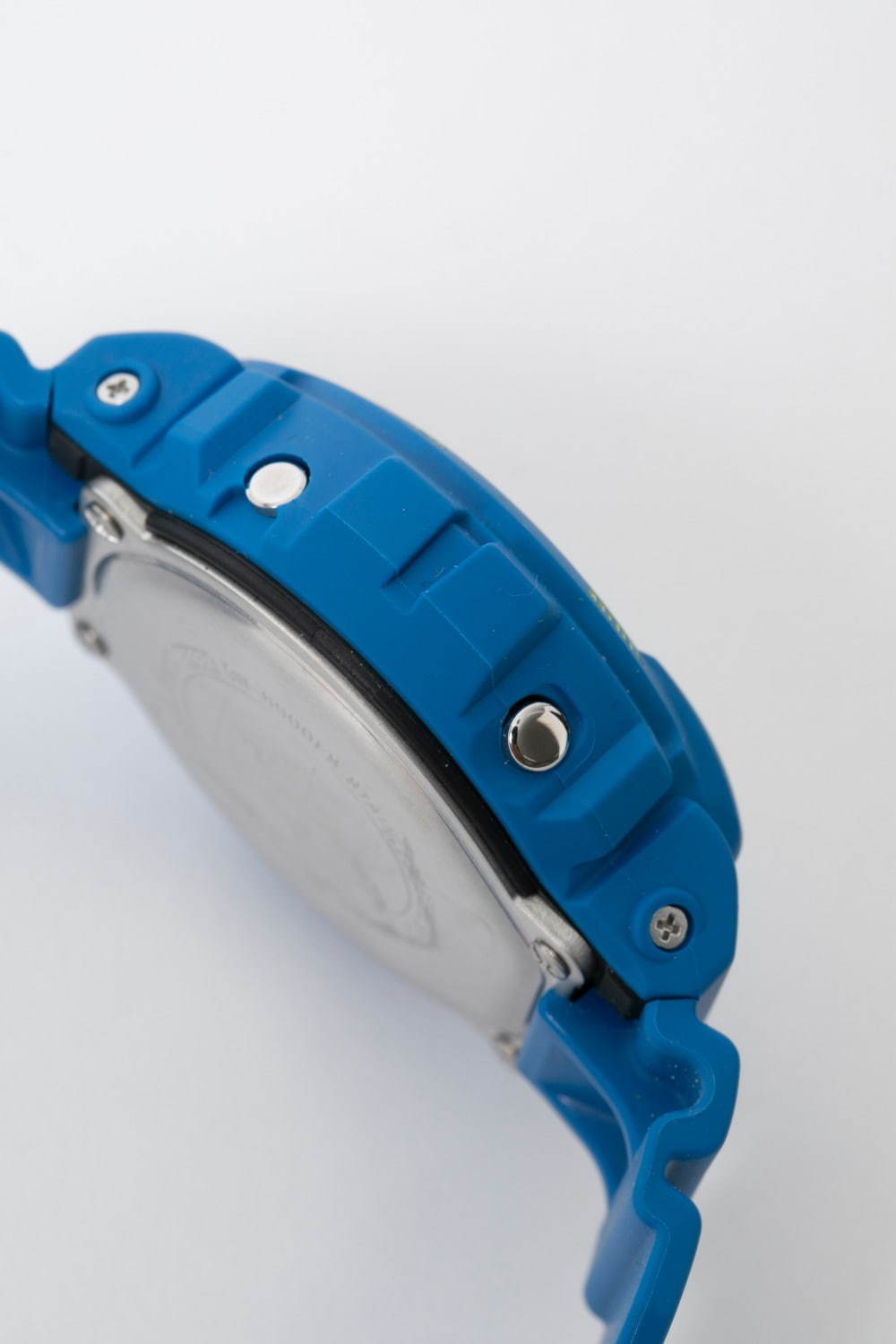 G-SHOCK×XLARGEの腕時計「DW-6900」青×黄の鮮やかなコントラストカラー 