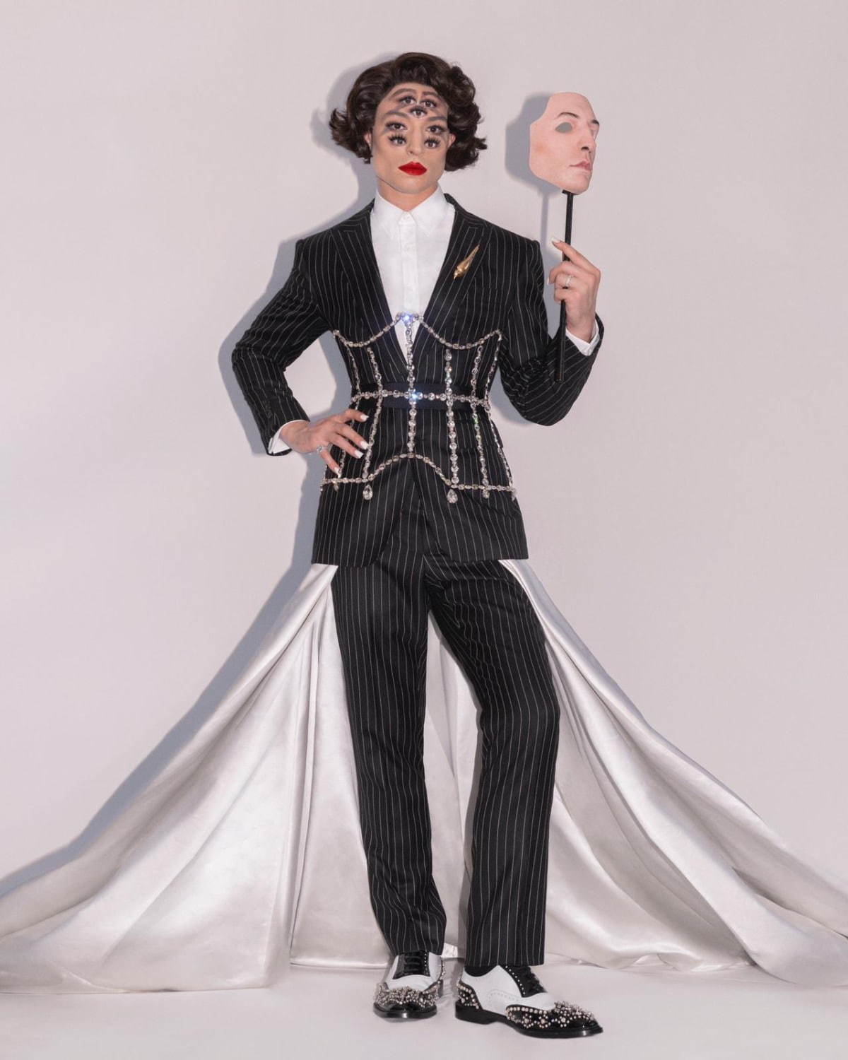 エズラ・ミラー、バーバリーのスーツ&“7つの目”の特殊メイクでメットガラ2019に参加｜写真1