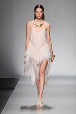 ブルマリン(BLUMARINE) 2013年春夏コレクション - きらめきに包まれた虹色フェミニティ｜写真1