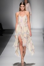 ブルマリン(BLUMARINE) 2013年春夏コレクション - きらめきに包まれた虹色フェミニティ｜写真4