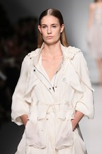 ブルマリン(BLUMARINE) 2013年春夏コレクション - きらめきに包まれた虹色フェミニティ｜写真8