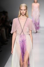 ブルマリン(BLUMARINE) 2013年春夏コレクション - きらめきに包まれた虹色フェミニティ｜写真32