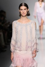 ブルマリン(BLUMARINE) 2013年春夏コレクション - きらめきに包まれた虹色フェミニティ｜写真35