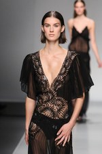 ブルマリン(BLUMARINE) 2013年春夏コレクション - きらめきに包まれた虹色フェミニティ｜写真60