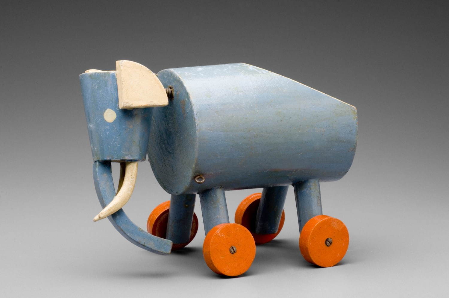 展覧会「チェコ・デザイン 100年の旅」富山県美術館で、ミュシャの作品も展示 | 写真