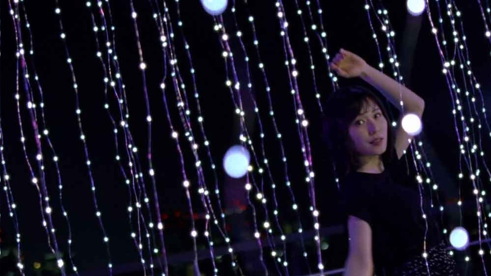 松岡茉優×ロペピクニックのコラボワンピース、Chara描き下ろし曲を弾き語る新MV&CM公開｜写真12