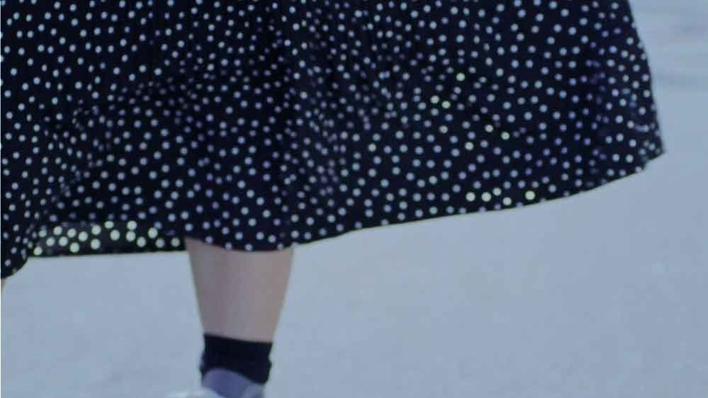 松岡茉優×ロペピクニックのコラボワンピース、Chara描き下ろし曲を弾き語る新MV&CM公開｜写真6