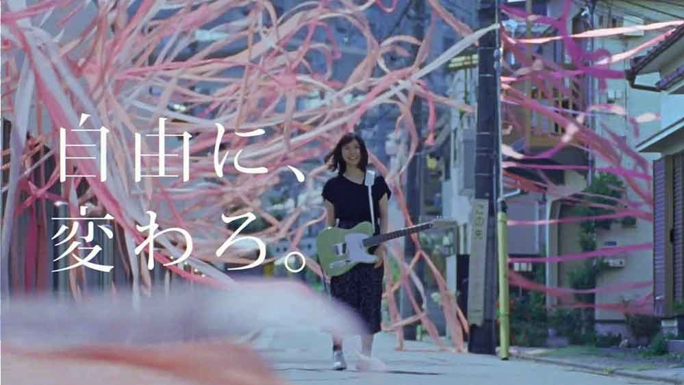 松岡茉優×ロペピクニックのコラボワンピース、Chara描き下ろし曲を弾き語る新MV&CM公開｜写真18