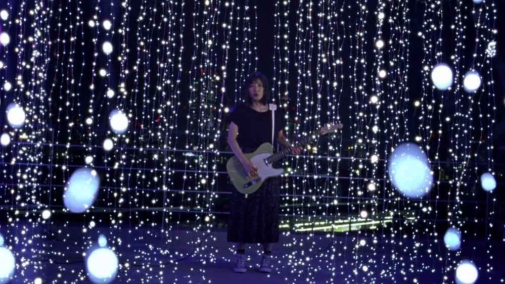 松岡茉優×ロペピクニックのコラボワンピース、Chara描き下ろし曲を弾き語る新MV&CM公開｜写真13