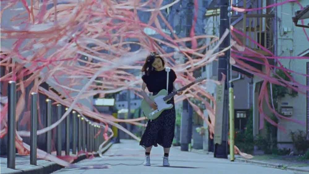 松岡茉優×ロペピクニックのコラボワンピース、Chara描き下ろし曲を弾き語る新MV&CM公開｜写真14