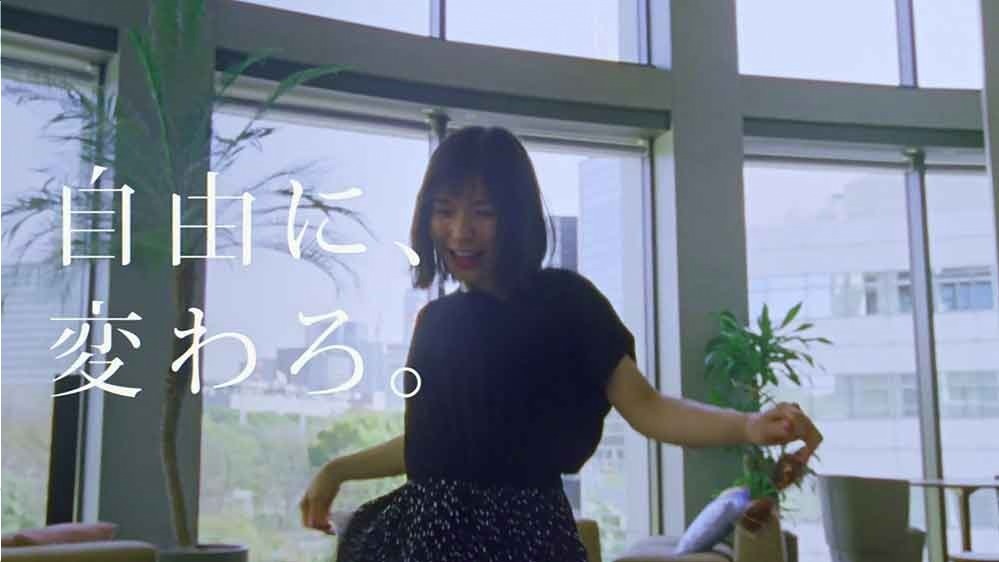 松岡茉優×ロペピクニックのコラボワンピース、Chara描き下ろし曲を弾き語る新MV&CM公開｜写真32