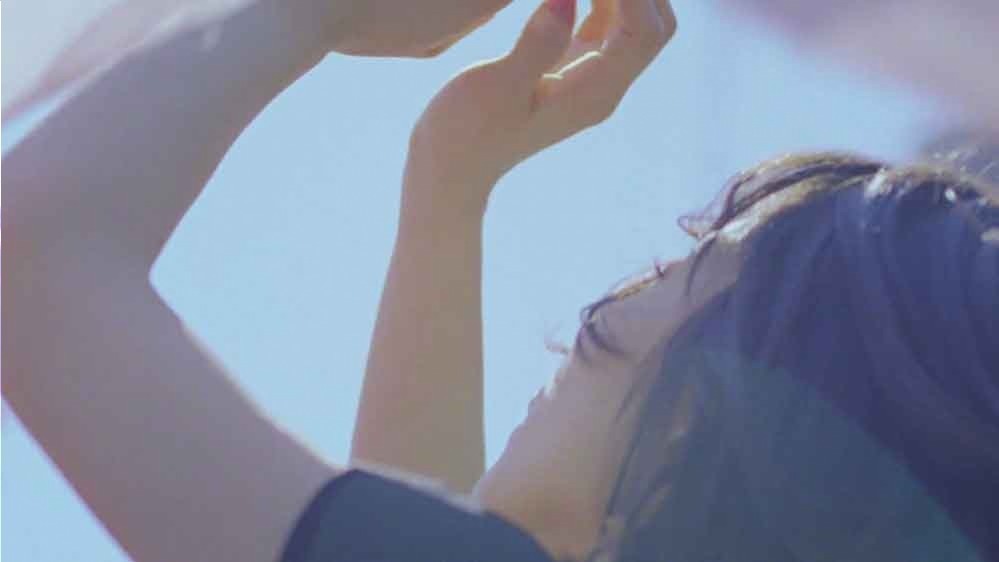 松岡茉優×ロペピクニックのコラボワンピース、Chara描き下ろし曲を弾き語る新MV&CM公開｜写真5
