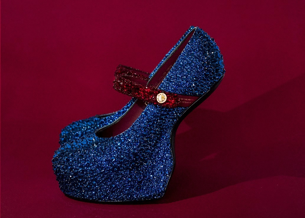 舘鼻則孝 《Heel-less Shoes Series, “Alice Blue Shoes”》 2018年 ガラスストーン、牛革、豚革、真鍮
©2019 NORITAKA TATEHANA K.K. / Courtesy of KOSAKU KANECHIKA
