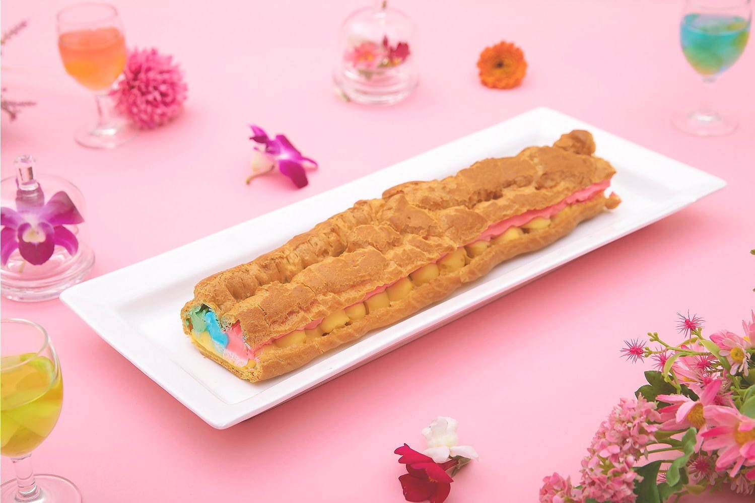 「カラフルスイーツブッフェ」大阪で、虹色クリームのロングシューや“食べれる”花の苺ババロア｜写真2