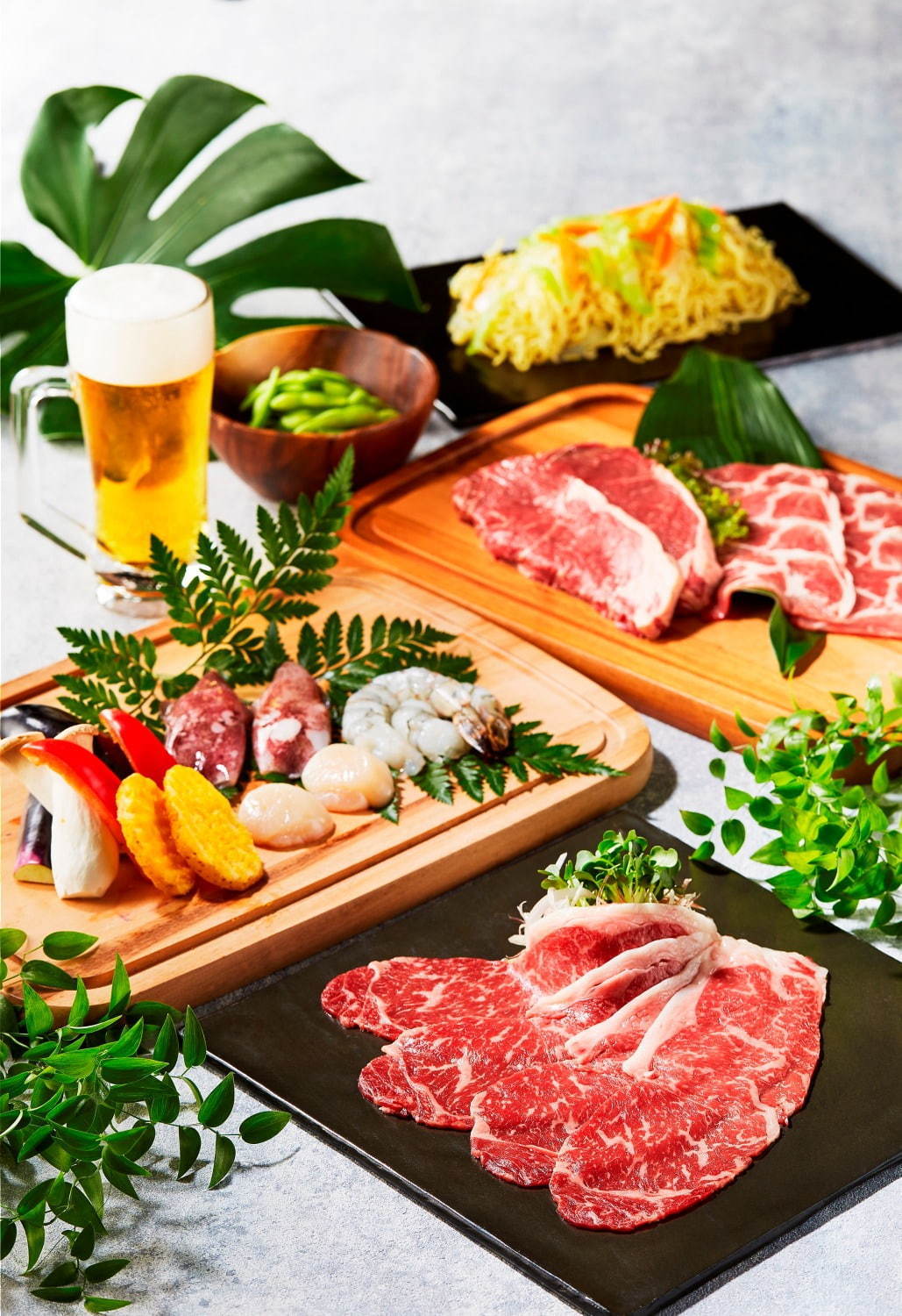 「森の中のビアガーデン」東京で開催、国産牛サーロインやアワビなど高級食材を緑豊かな開放空間で｜写真1