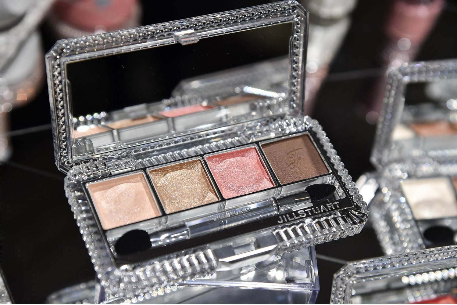 ジルスチュアート ビューティ19年秋 - “真珠”のようなツヤめきアイカラーで作るグラデーションアイ