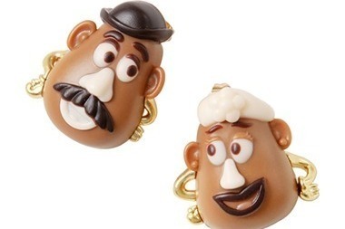 Q-pot.「トイ・ストーリー」アクセサリー、ウッディ＆バズがマカロンやプチケーキに