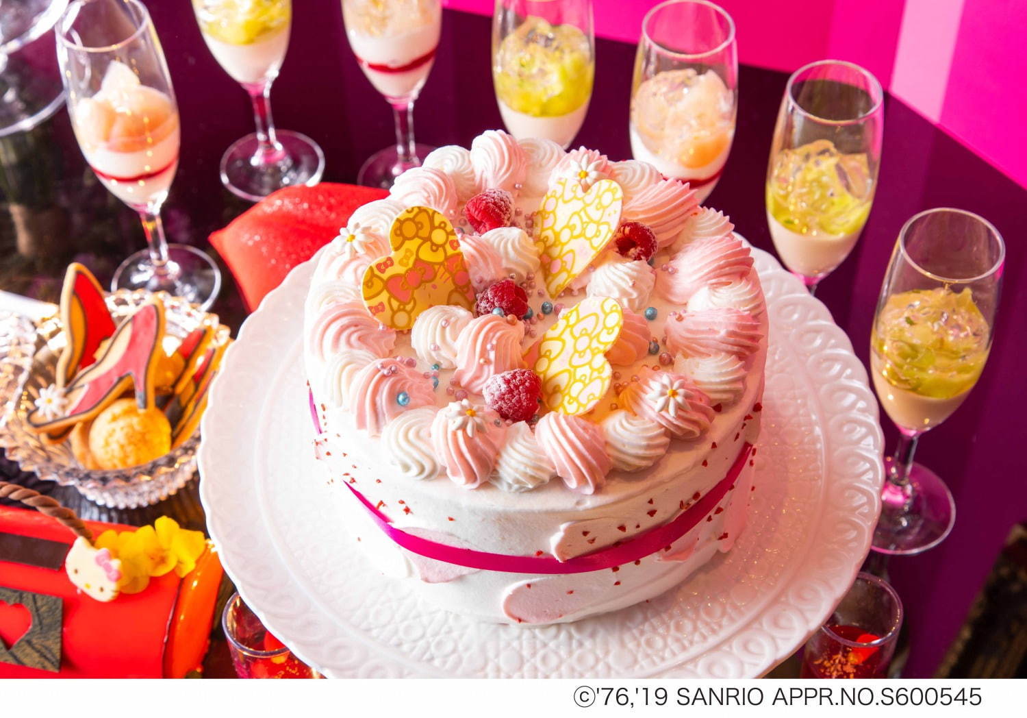サンリオ ハローキティ のデザートビュッフェ ヒルトン大阪で バッグ型ケーキや 宝石 ゼリー ファッションプレス