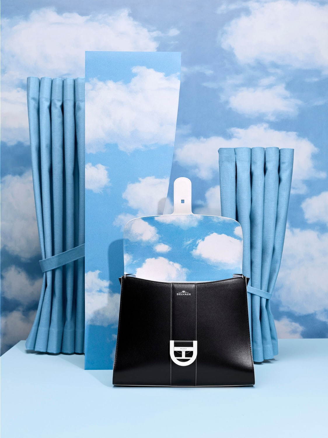 ＜デルヴォー＞ルネ・マグリットの作品をイメージしたハンドバッグ