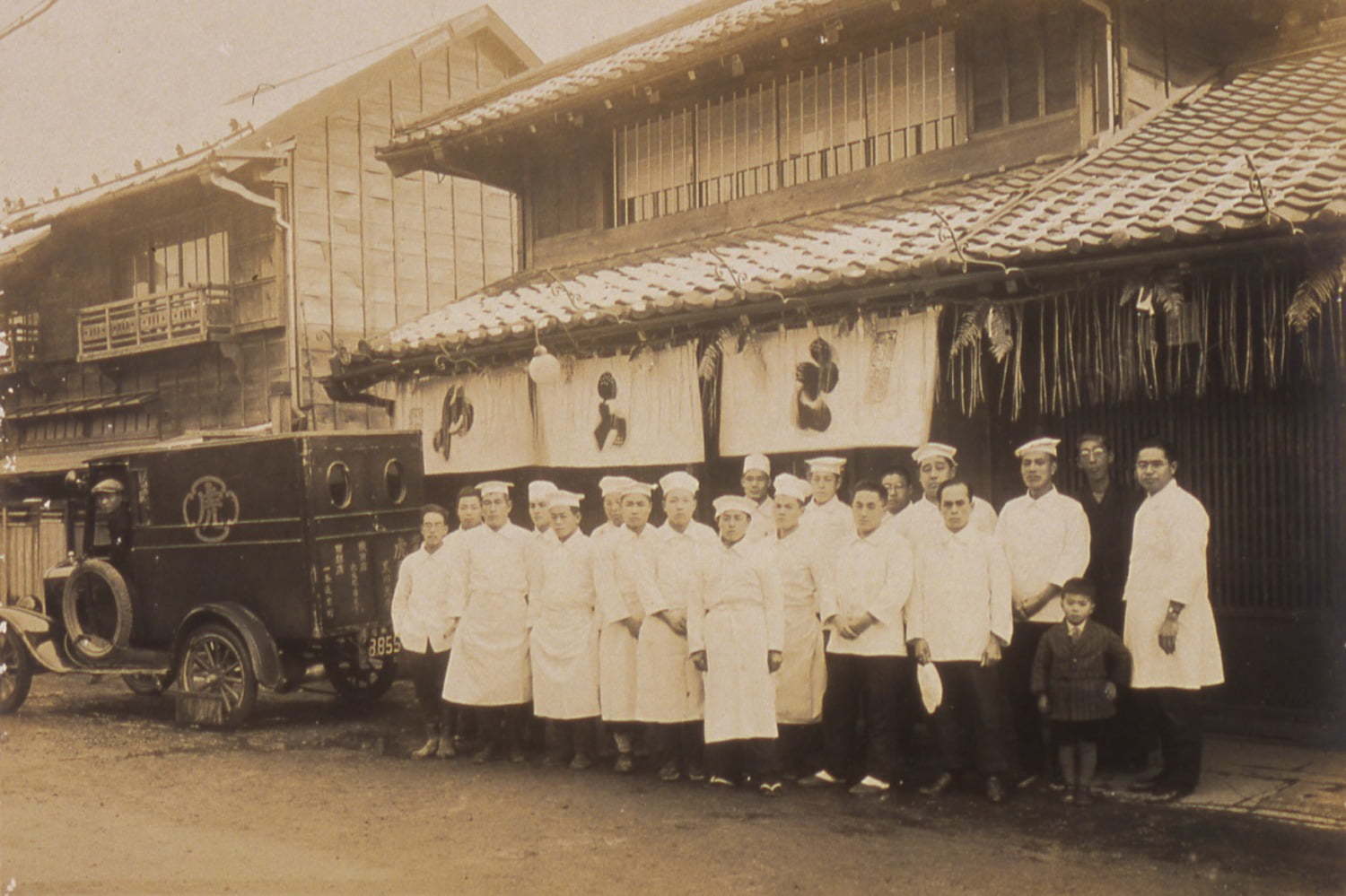 とらやの歴史を“絵巻物”で辿る企画展示「千里起風」赤坂店で、夕陽の海がモチーフの限定羊羹も