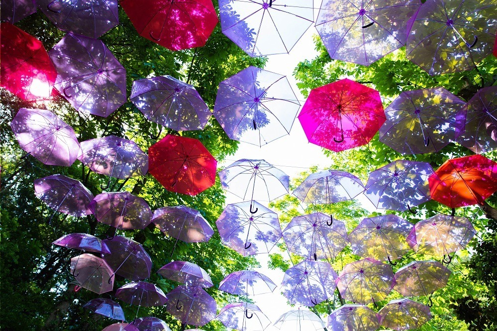 日本最大級“アンブレラスカイ”がメッツァビレッジに、マリメッコの鈴木マサルによるポップな傘アート｜写真1