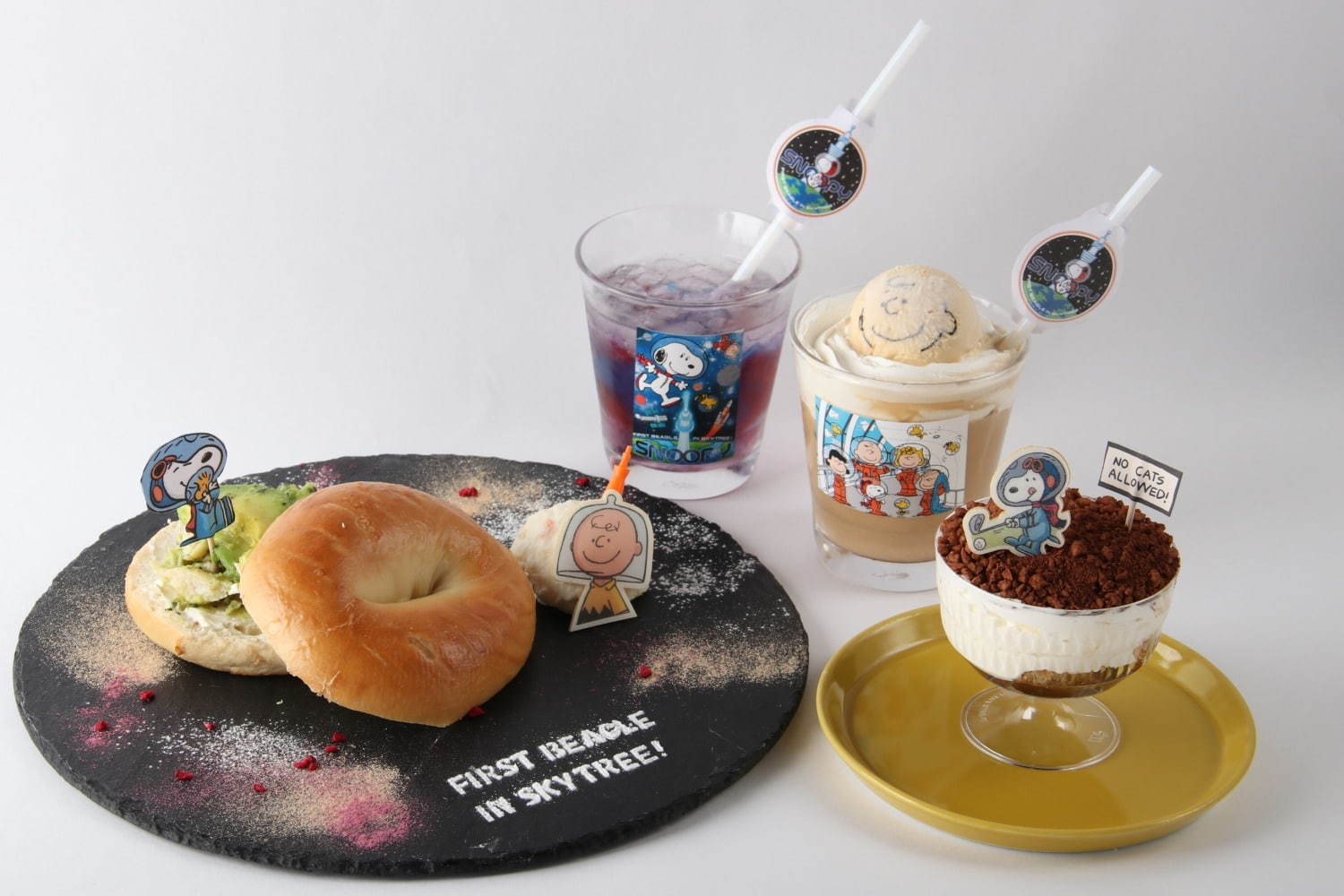 左から)惑星ベーグル 1,200円(税込)、宇宙のソーダ 800円(税込)、チャーリー・ブラウン ラテ 900円(税込)、月面ティラミス 950円(税込)